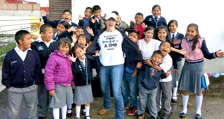 Picture of Nicole Fitzpatrick with children in Mexico