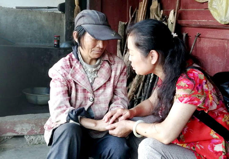 Picture of missionary praying with unreached person in China