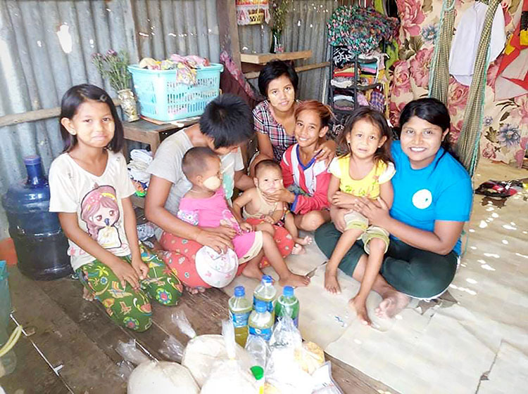 Picture of a family form the slums in Myanmar